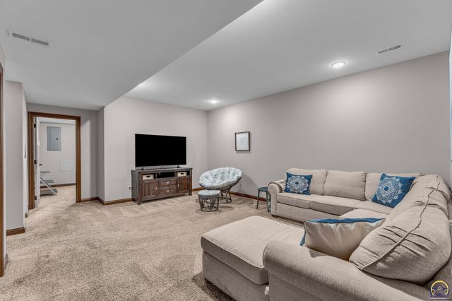 5437 SW Westport DR, Topeka, KS 66610