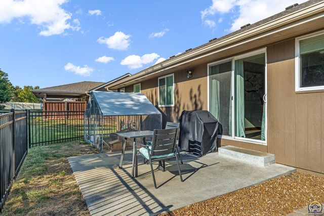 5437 SW Westport DR, Topeka, KS 66610