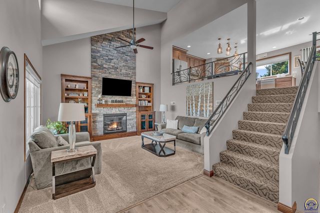 5437 SW Westport DR, Topeka, KS 66610