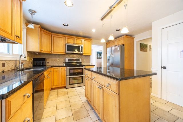 11 Quail Run Rd, Bellingham, MA 02019