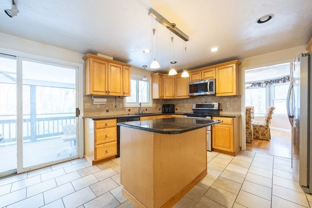 11 Quail Run Rd, Bellingham, MA 02019