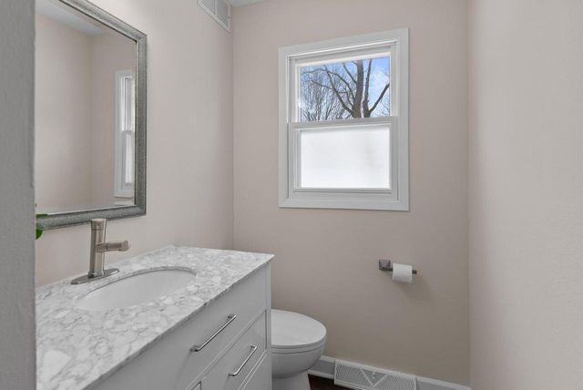 104 W Stoney Ridge WAY, Saukville, WI 53080