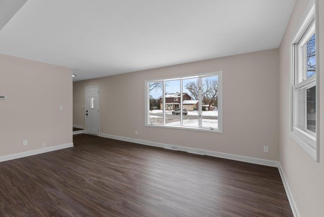 104 W Stoney Ridge WAY, Saukville, WI 53080