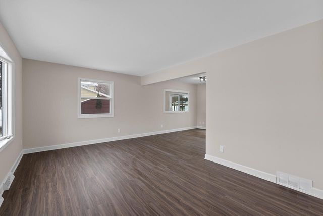 104 W Stoney Ridge WAY, Saukville, WI 53080