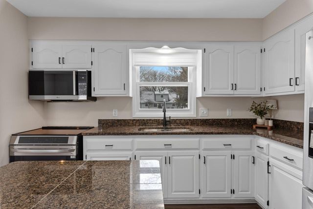 104 W Stoney Ridge WAY, Saukville, WI 53080