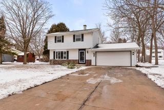 104 W Stoney Ridge WAY, Saukville, WI 53080
