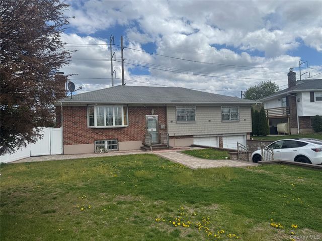 12 Hilton Court, Hicksville, NY 11801