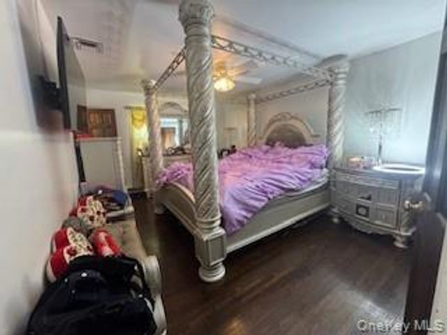 12 Hilton Court, Hicksville, NY 11801