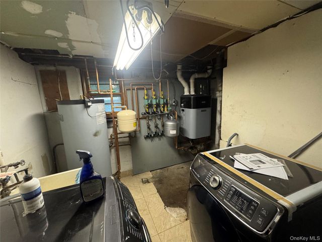 12 Hilton Court, Hicksville, NY 11801