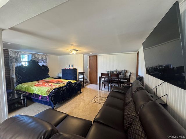 12 Hilton Court, Hicksville, NY 11801
