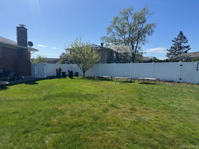 12 Hilton Court, Hicksville, NY 11801