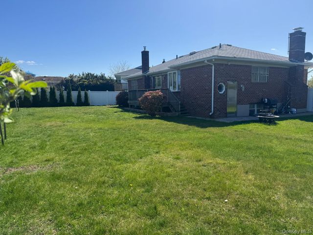 12 Hilton Court, Hicksville, NY 11801