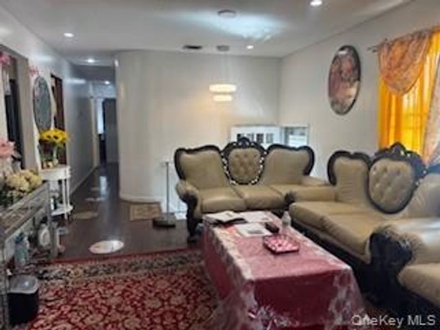 12 Hilton Court, Hicksville, NY 11801
