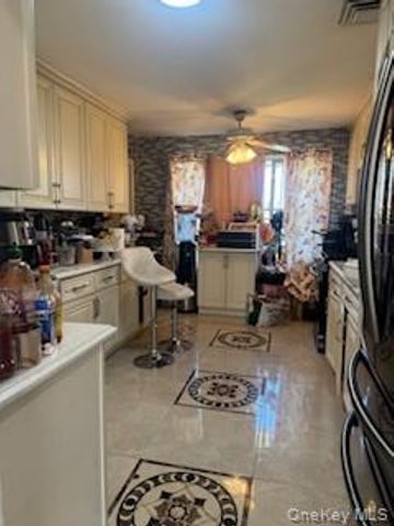 12 Hilton Court, Hicksville, NY 11801