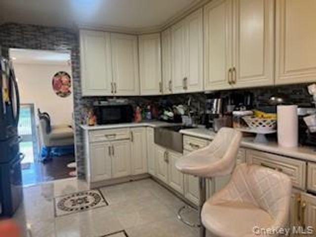 12 Hilton Court, Hicksville, NY 11801