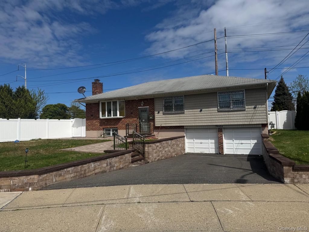 12 Hilton Court, Hicksville, NY 11801