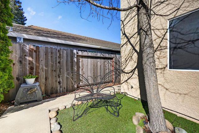 9122 Bungalow Way, Elk Grove, CA 95758