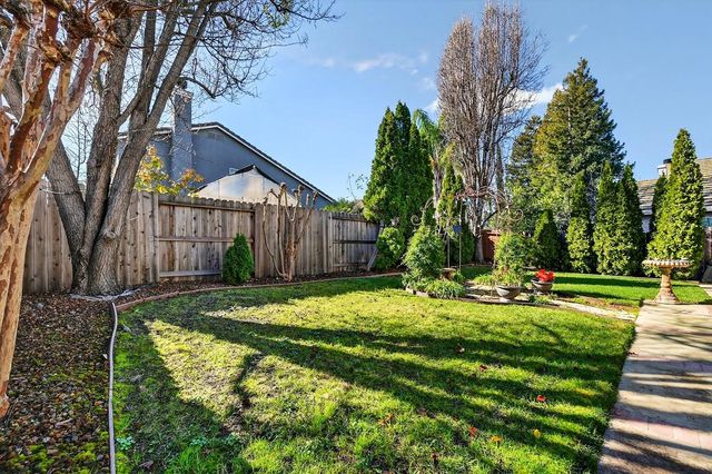 9122 Bungalow Way, Elk Grove, CA 95758