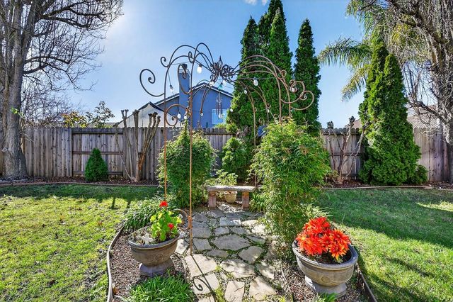 9122 Bungalow Way, Elk Grove, CA 95758