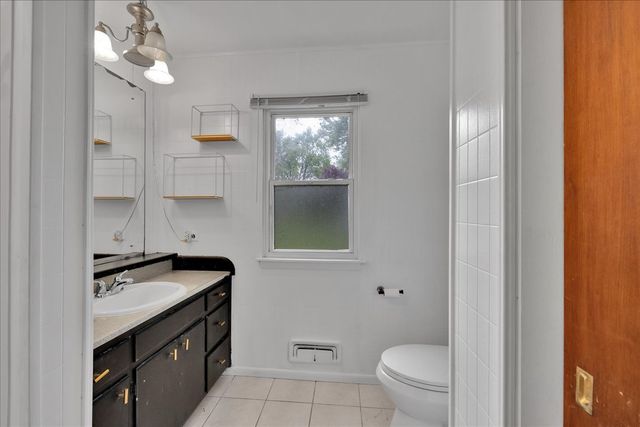 64 E Benton Street, Oswego, IL 60543