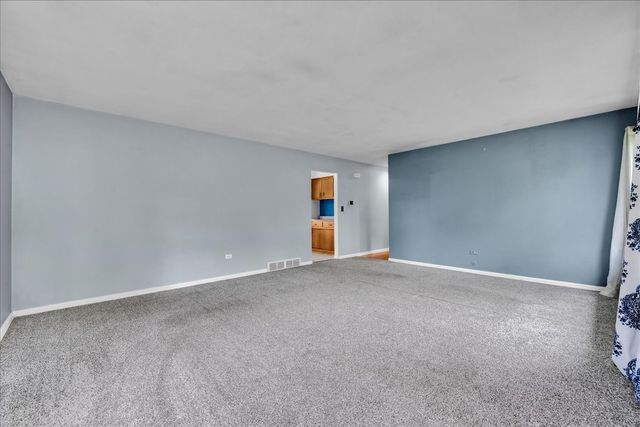 64 E Benton Street, Oswego, IL 60543