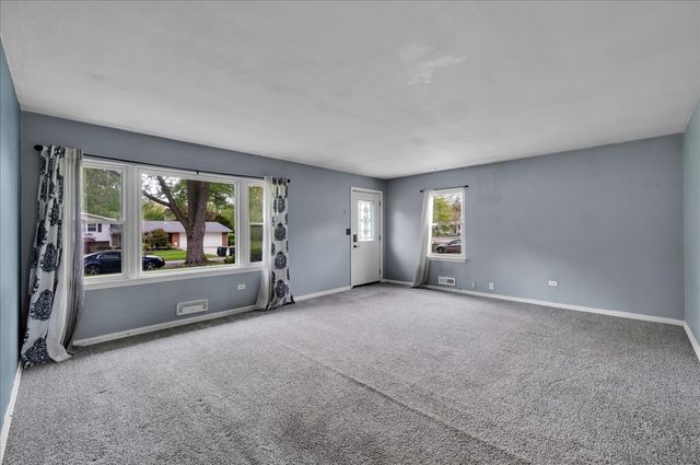 64 E Benton Street, Oswego, IL 60543