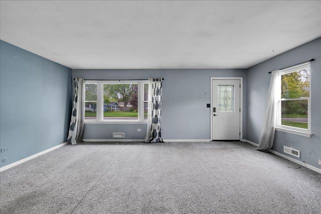 64 E Benton Street, Oswego, IL 60543