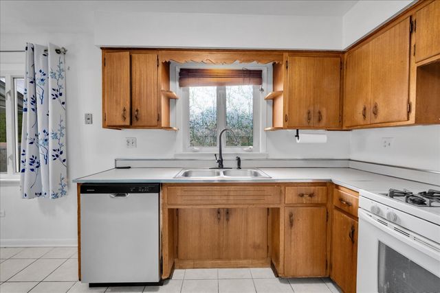 64 E Benton Street, Oswego, IL 60543