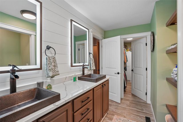 4951 E Hull Avenue, Des Moines, IA 50317