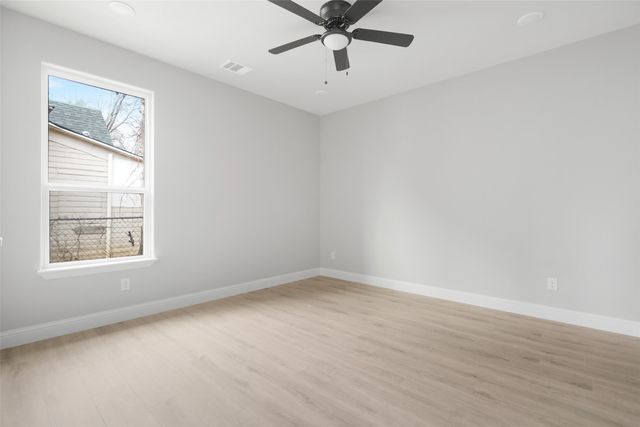 407 E Willingham Street, Cleburne, TX 76031