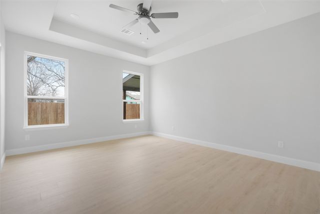 407 E Willingham Street, Cleburne, TX 76031