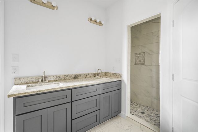 407 E Willingham Street, Cleburne, TX 76031