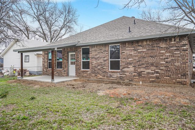 407 E Willingham Street, Cleburne, TX 76031