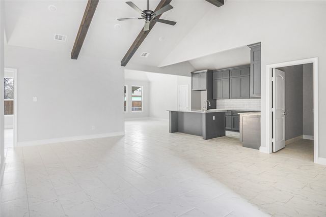 407 E Willingham Street, Cleburne, TX 76031