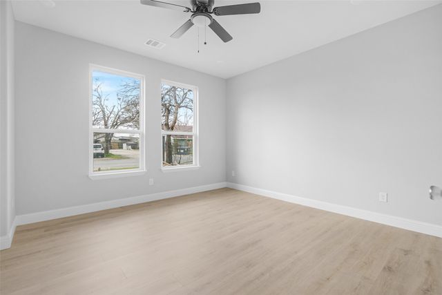 407 E Willingham Street, Cleburne, TX 76031