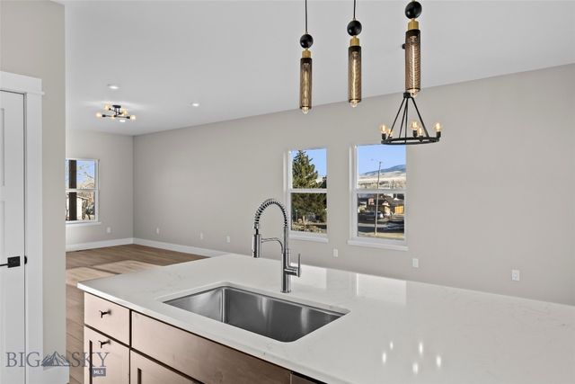 607 N L Street, Livingston, MT 59047