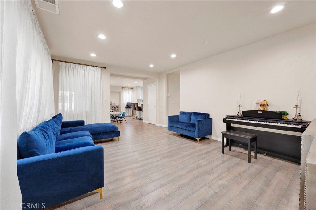 Image 2 of property listing at 249 Zerr Court, Glendale, CA 91206