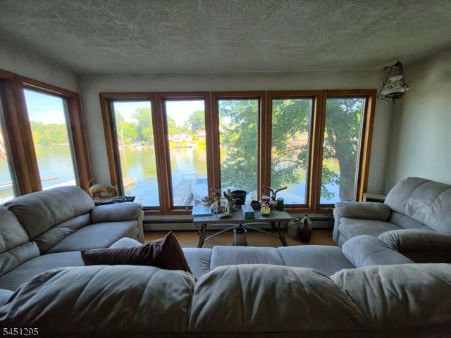 151 Hudson Ave, Hopatcong Boro, NJ 07843
