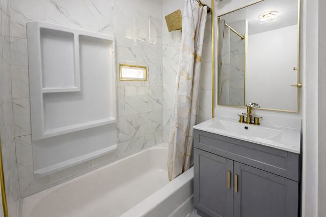 5444 W WALTON Avenue, Chicago, IL 60651