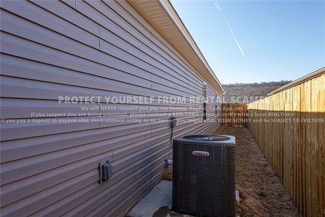 2590 S Ouachita Drive, Fayetteville, AR 72701