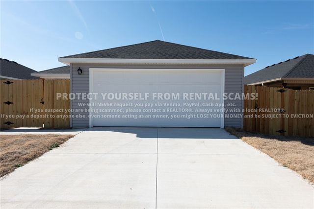 2590 S Ouachita Drive, Fayetteville, AR 72701