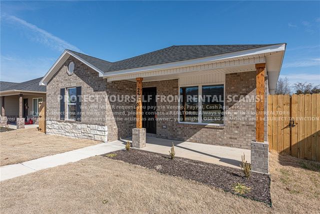 2590 S Ouachita Drive, Fayetteville, AR 72701