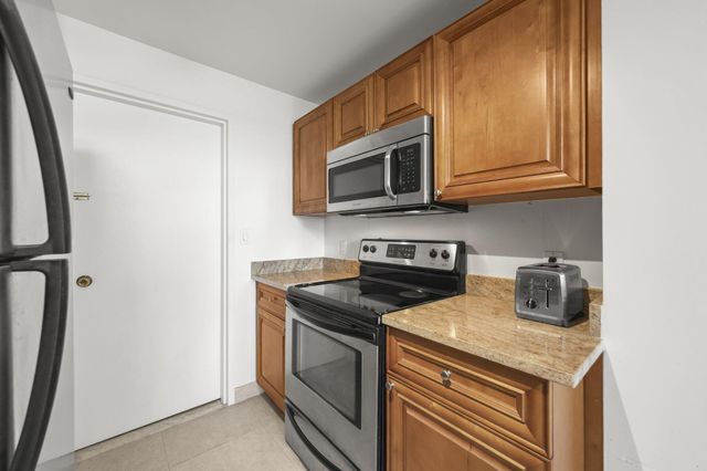 2860 S OCEAN Boulevard 302, Palm Beach, FL 33480