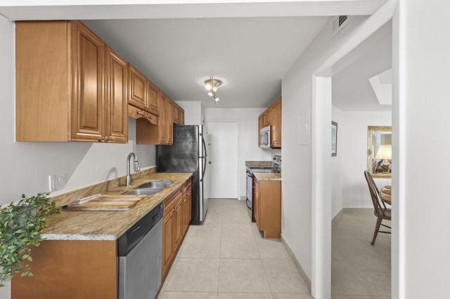 2860 S OCEAN Boulevard 302, Palm Beach, FL 33480