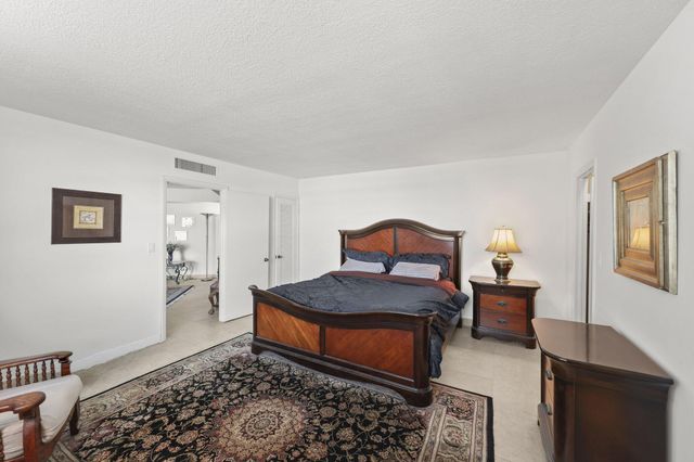 2860 S OCEAN Boulevard 302, Palm Beach, FL 33480