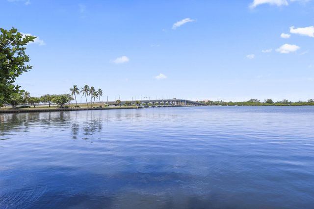 2860 S OCEAN Boulevard 302, Palm Beach, FL 33480
