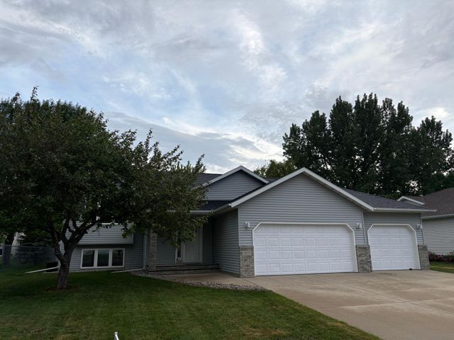 1907 33rd Street S, Moorhead, MN 56560