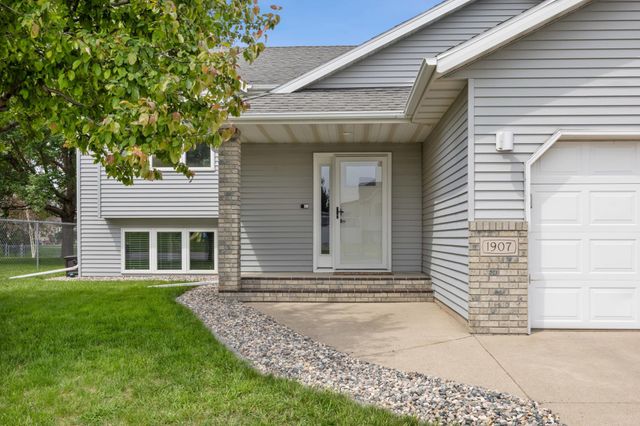 1907 33rd Street S, Moorhead, MN 56560