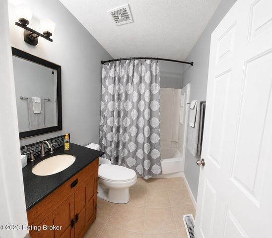 5213 Rainmaker Ct, Louisville, KY 40229