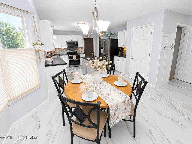 5213 Rainmaker Ct, Louisville, KY 40229